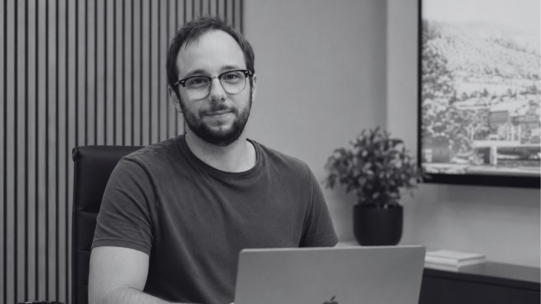 Teammitglied am Arbeitsplatz